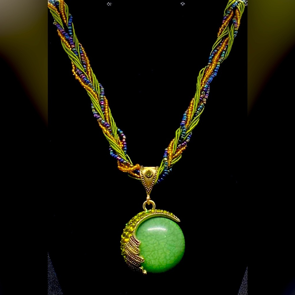 Beautiful necklace, elegant and fashionable